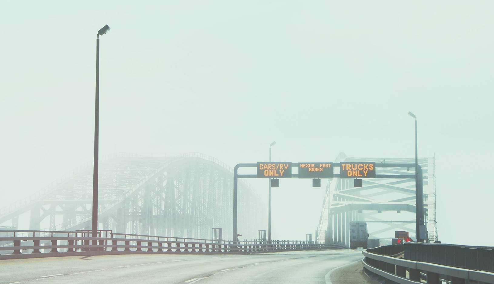 Canadian border crossing via bridge